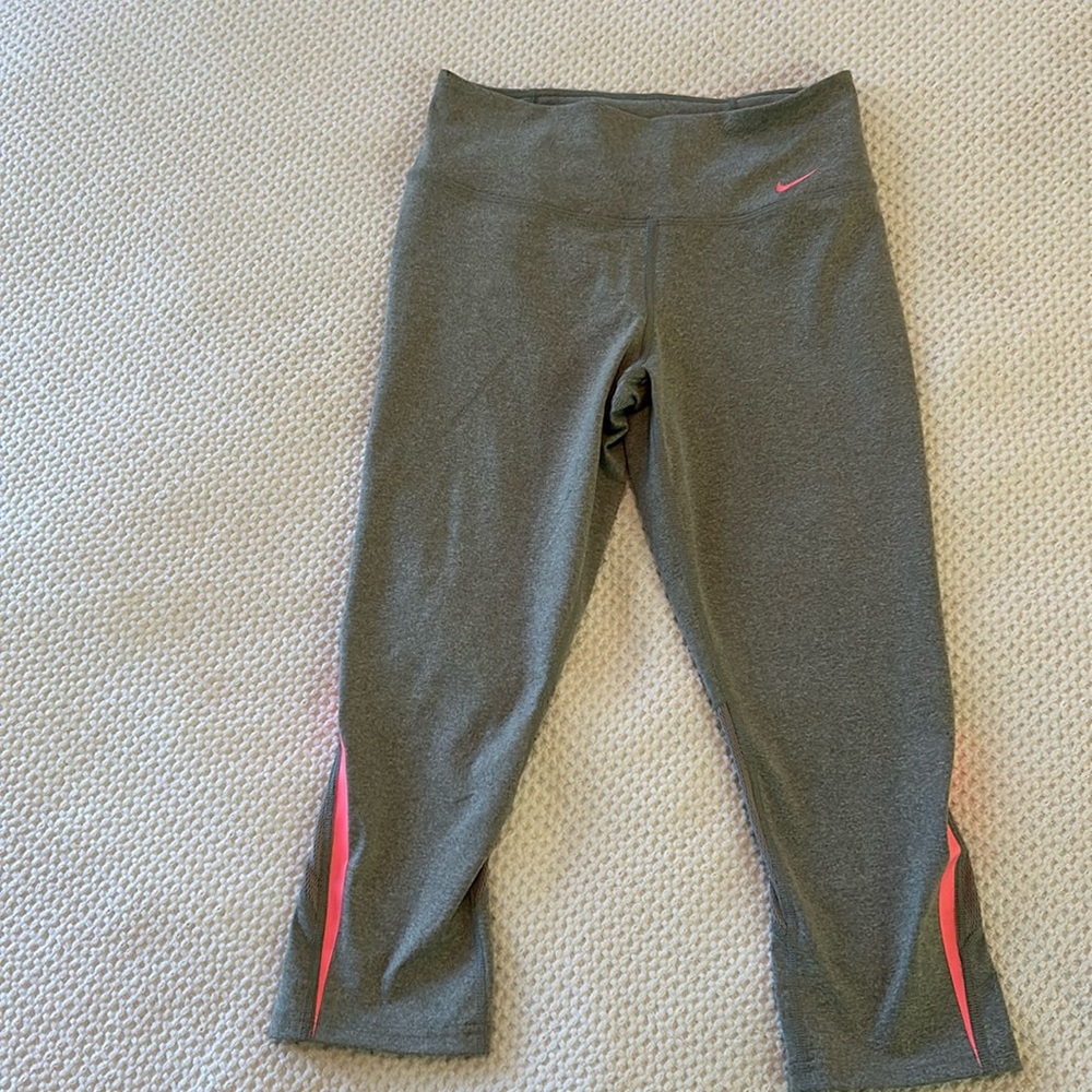 NIKE CAPRI RUNNING LEGGINGS SMALL